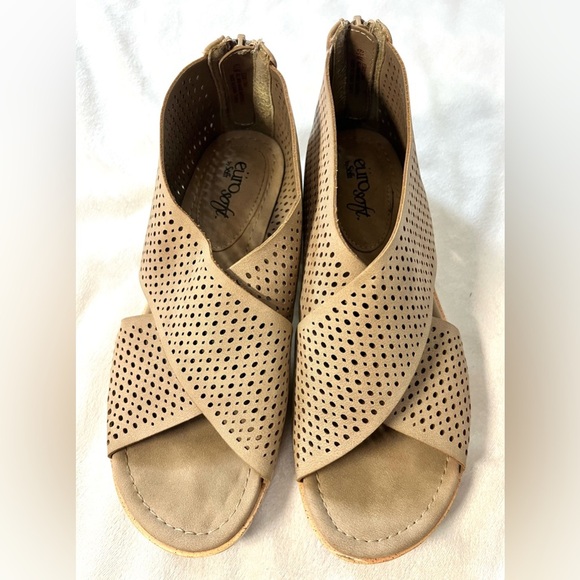 Eurosoft by Sofft Women's Tan Perforated Sandals Slip-On Flats w/ Zipper Sz 6.5 - Picture 2 of 11